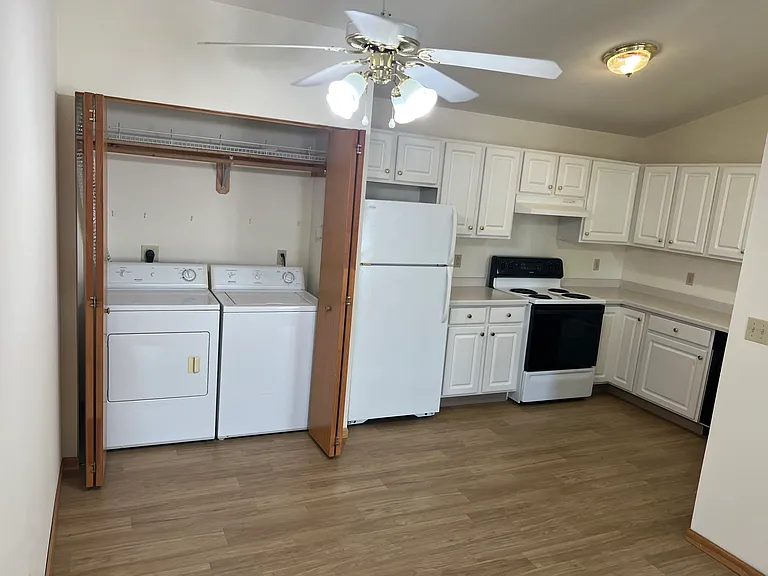 1301 Allwardt St #9E — Photo 8