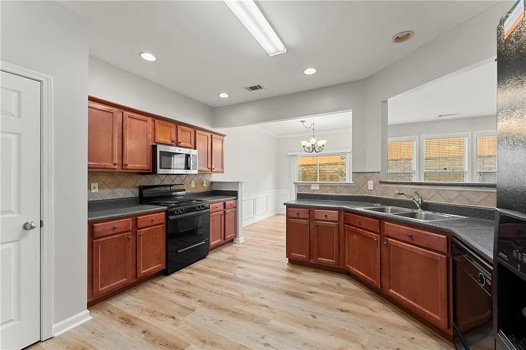 3 bed, 2.5 bath, 1996 sqft, $2,295 — Photo 3