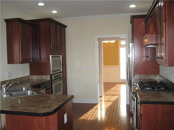 4th image of 275 Cullom Way