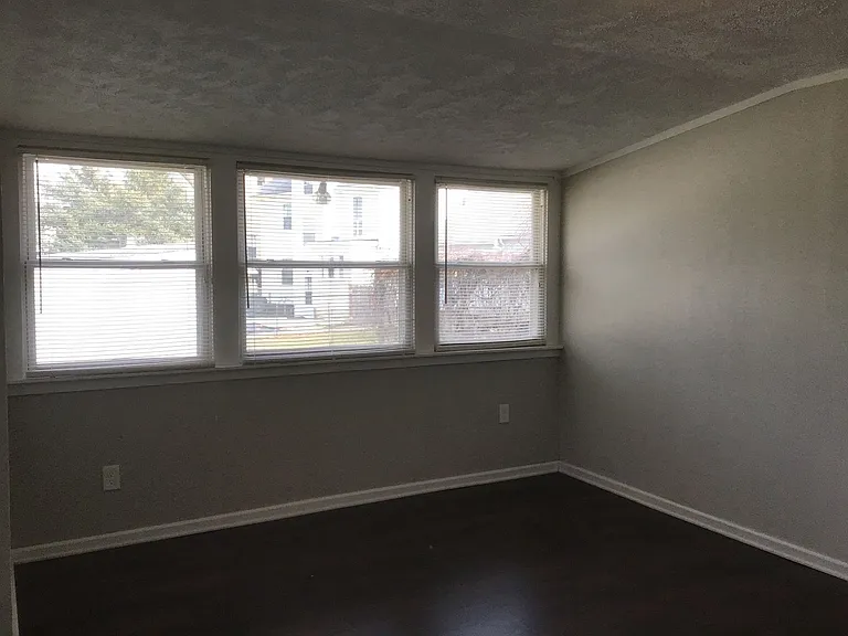 14704 Delaware Ave — Photo 9