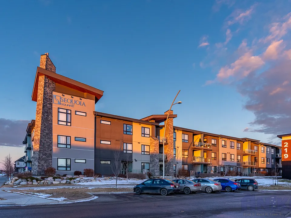 223 Evergreen Sq