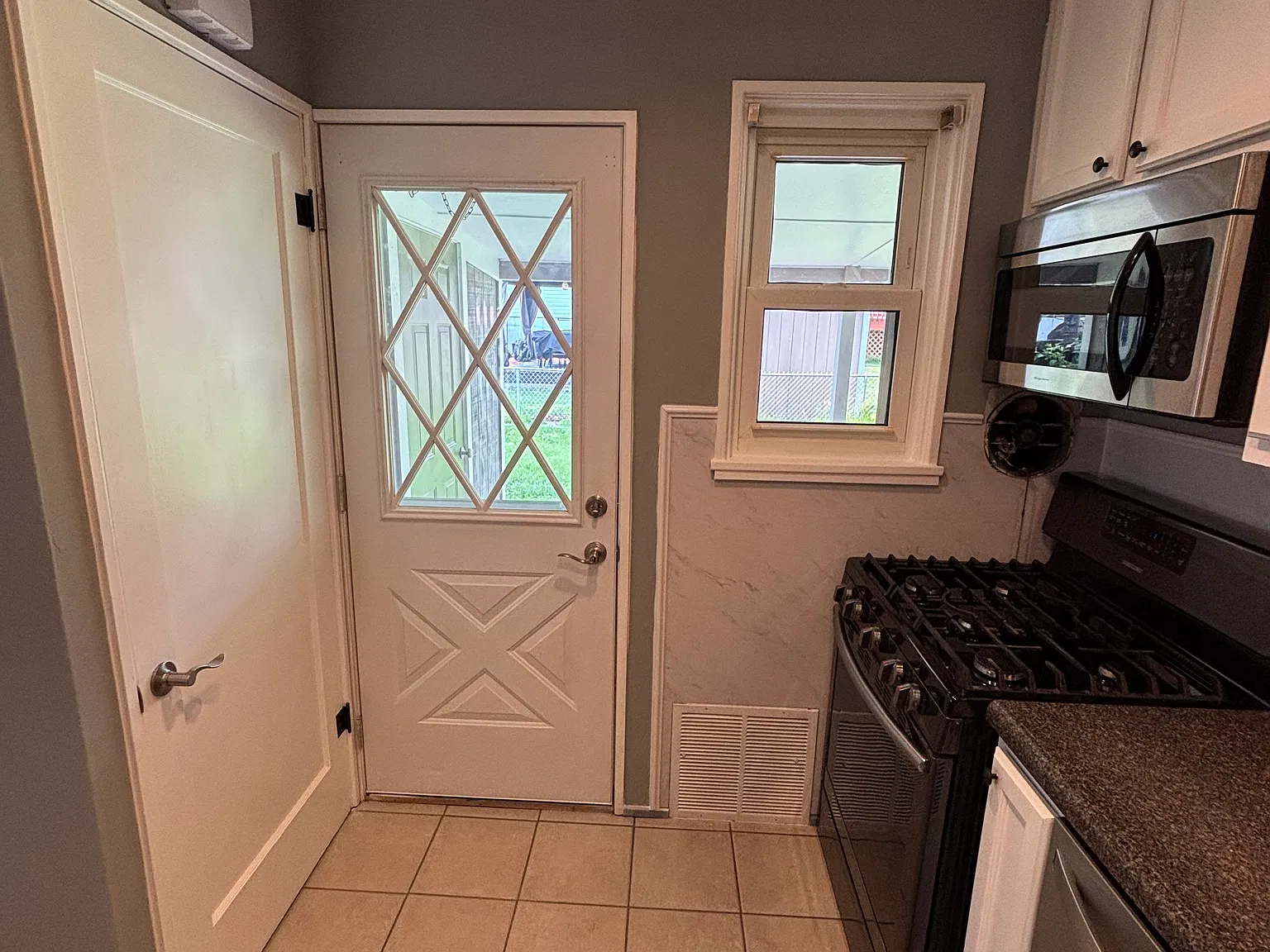 3 bed, 1128 sqft, $2,150 — Photo 4