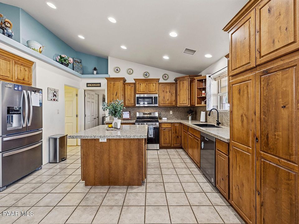 1st image of 522 Grove Ln