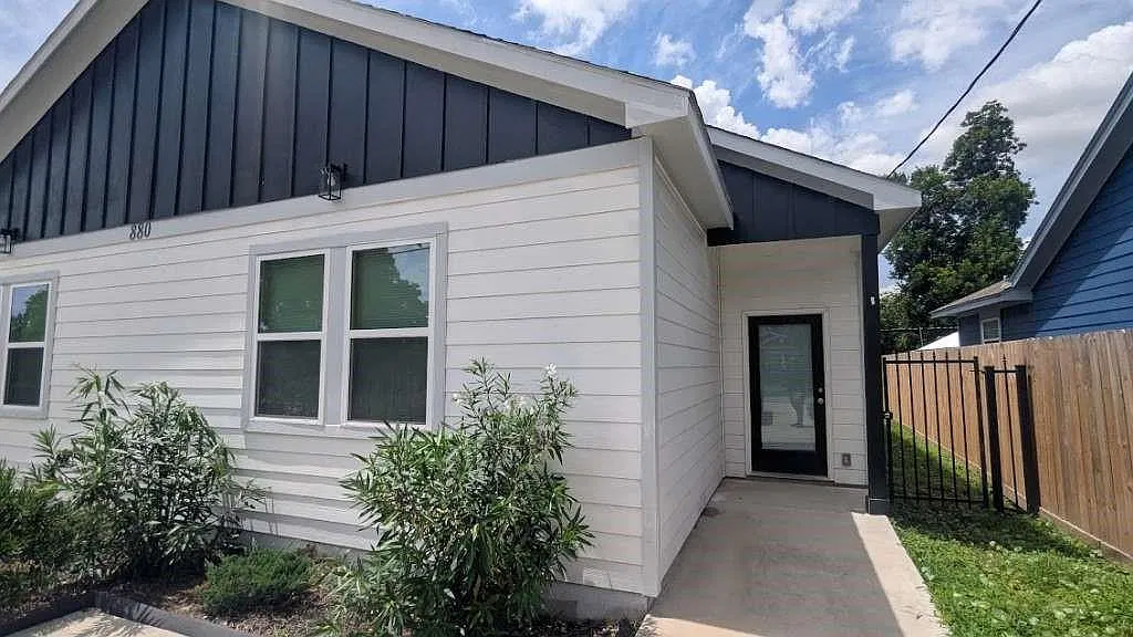 3 bed, 1.0 bath, 2545 sqft, $1,799 — Photo 2