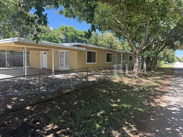 1200 NW 7th Ter — Photo 2