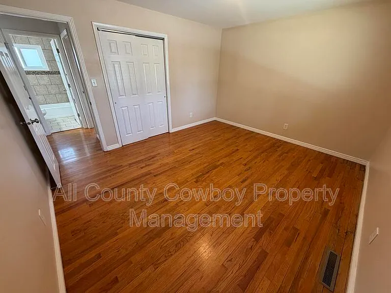 1602 Mitchell St — Photo 5