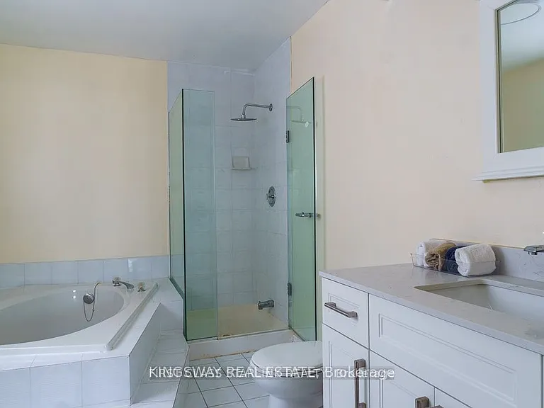1048 Charminster Cres — Photo 19