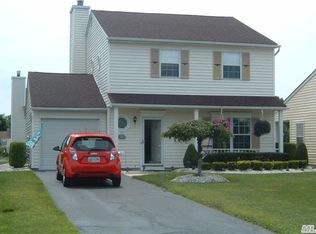 8 Dove Path, Coram, NY 11727