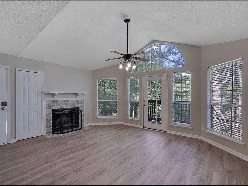 Living area - vaulted ceiling