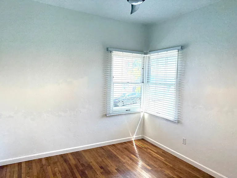 Upstairs 1 bedroom 1 bathroom apartment - Available now — Photo 12