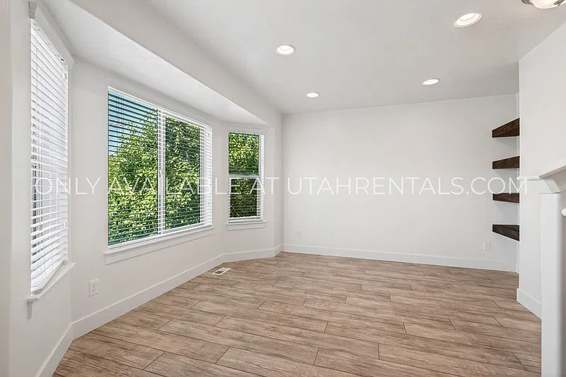 3 bed, 2.5 bath, 1252 sqft, $1,795 — Photo 3