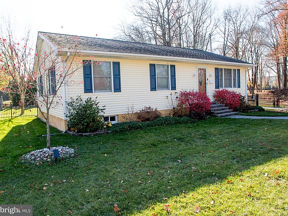 3rd image of 132 Woodlawn Ave