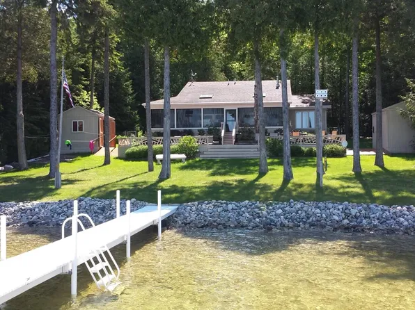 2569 Jackpine Ct, Indian River, MI 49749