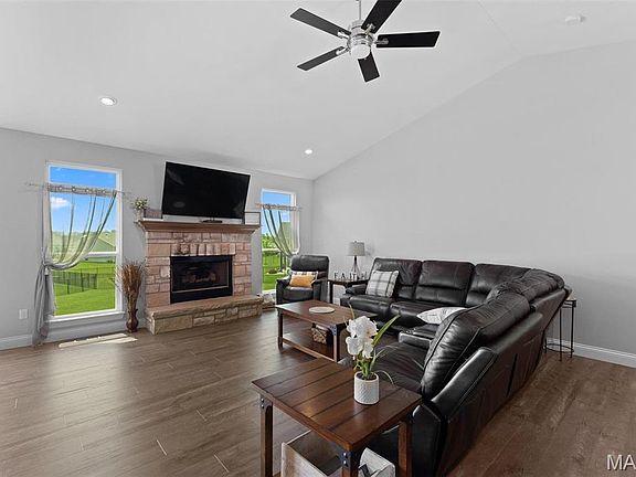 3rd image of 1427 Riverdale Manor Dr