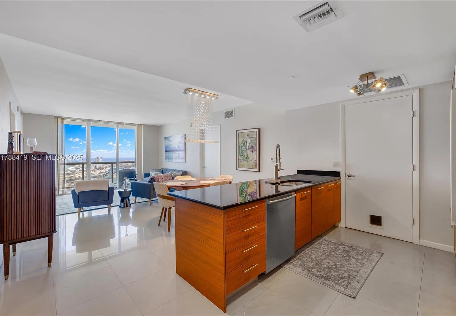 2 bed, 1357 sqft, $9,000 — Photo 3