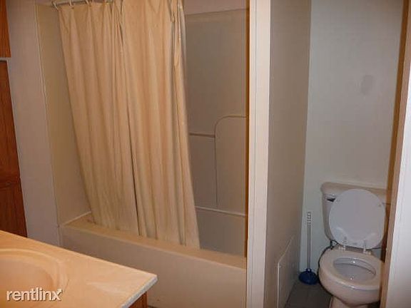 426 Hill Bathroom