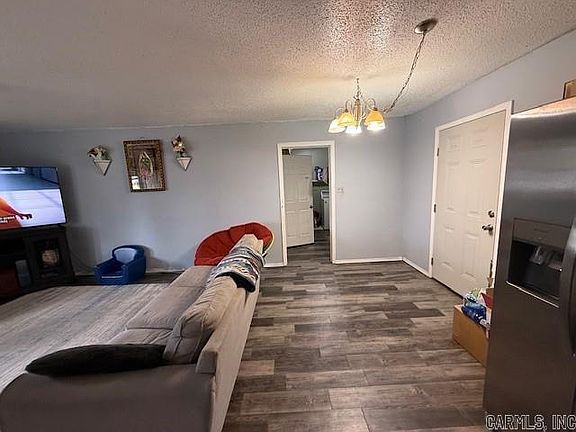 5th image of 613 Valley Dr