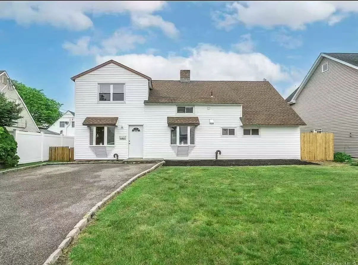 Kingfisher Rd, Levittown — Photo 1
