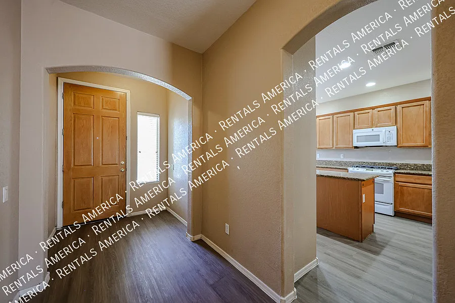 Beautiful 3 bedroom home in Gated Chandler Community! — Photo 4