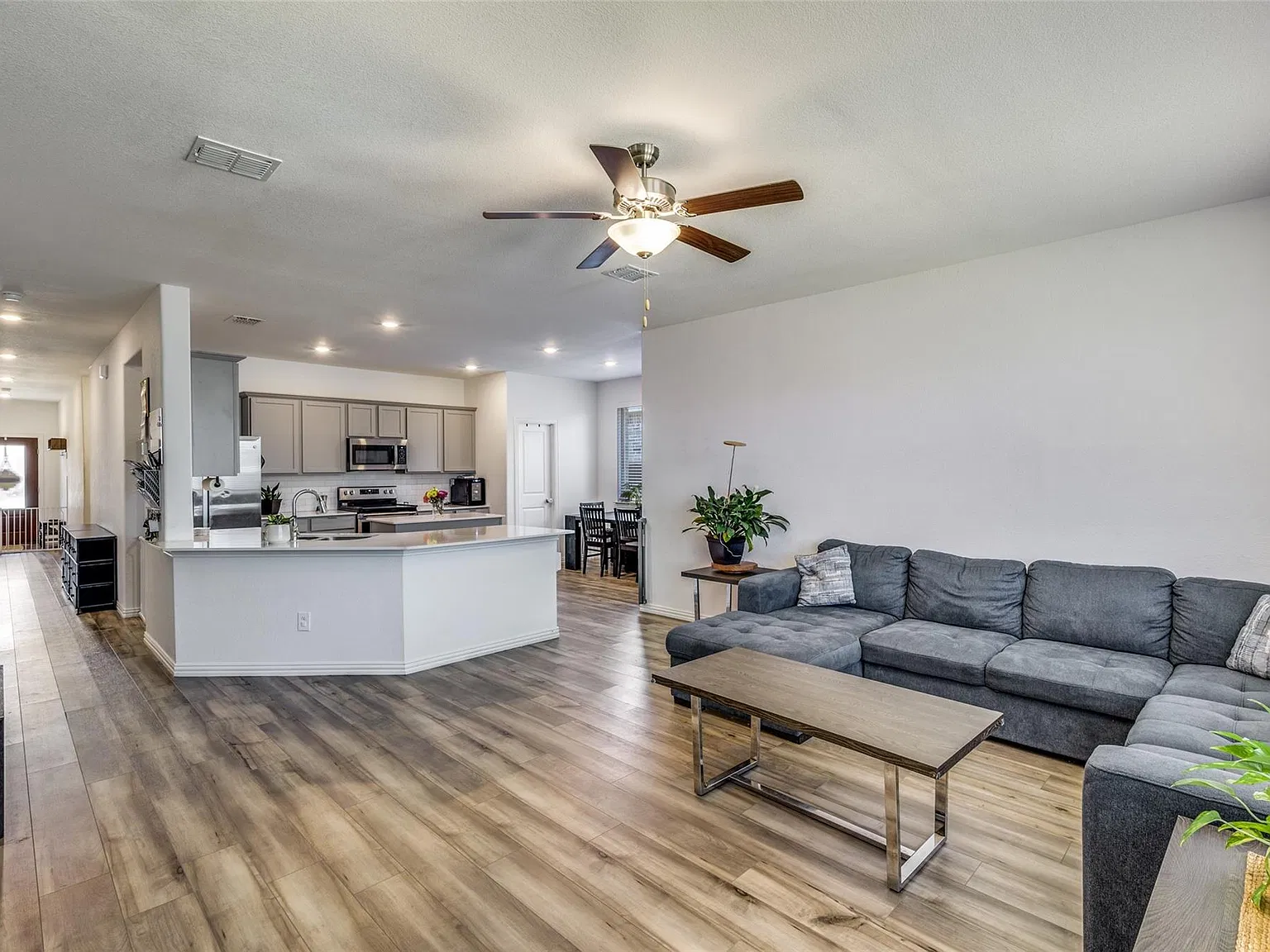 4 bed, 1993 sqft, $2,350 — Photo 4