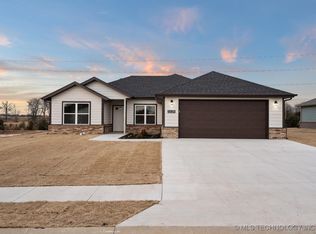 1129 Center Court Cir, Grove, OK 74344