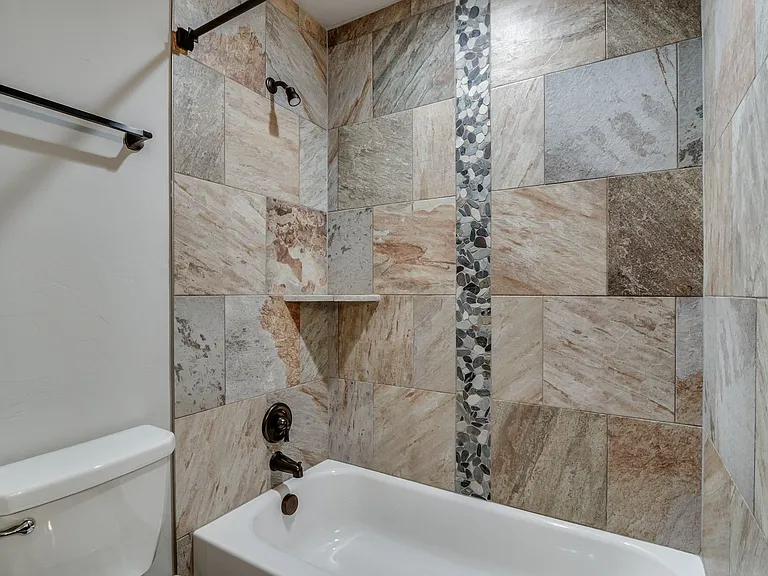 6133 Oxnard St — Photo 35
