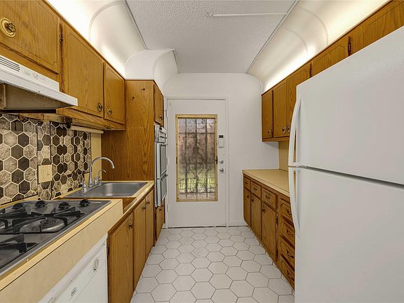 5th image of 175 NE 203rd Terrace #1