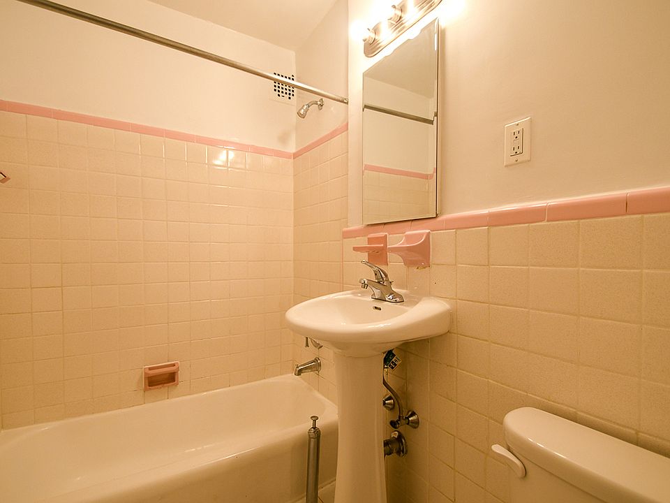 2nd image of 1130 Pelham Pkwy S APT 3B