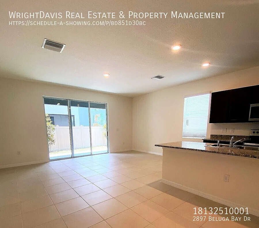 Beautiful 3-bedroom, 2.5-bathroom end-unit home — Photo 3