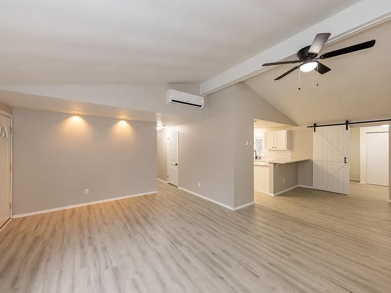 8752 S Spring Valley Park Dr — Photo 3