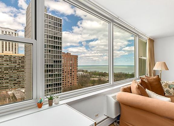 4th image of 336 W Wellington Ave APT 1702
