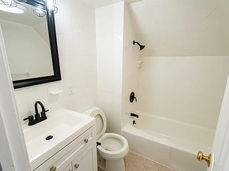 8 Rockwell Ter #3 — Photo 6