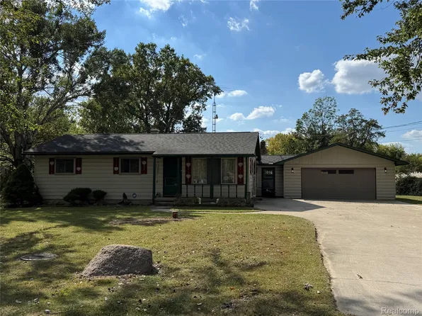 2186 Roslyn Ave, Flint, MI 48532