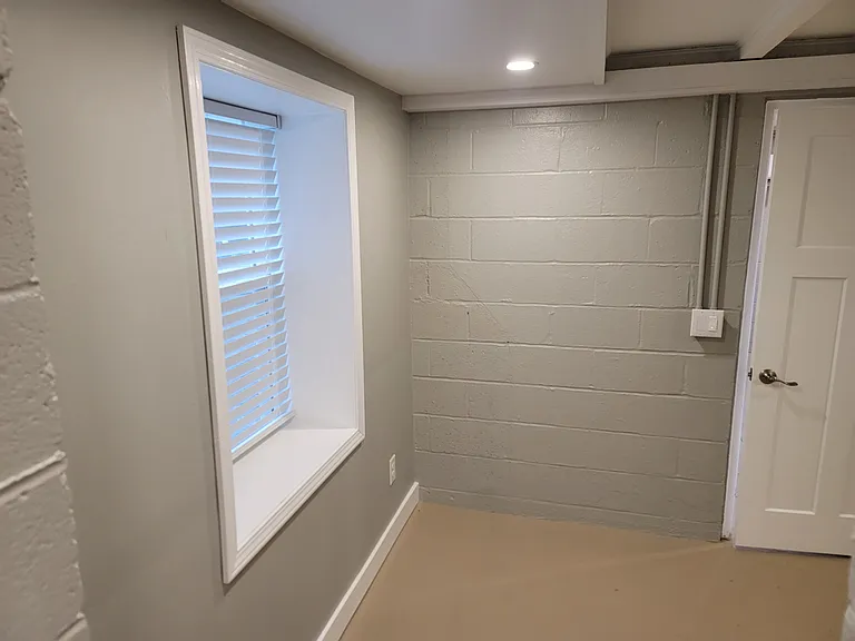 2nd bedroom (front) -- deep window seat!