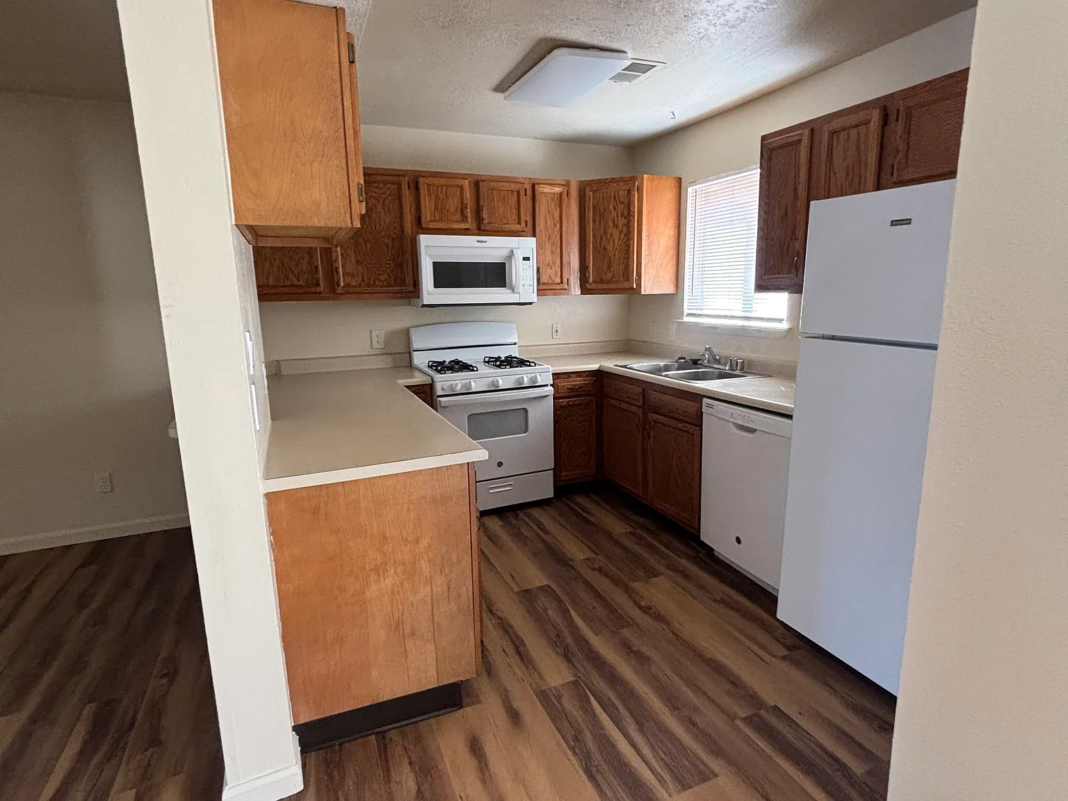 4 bed, 2.5 bath, 2101 sqft, $2,095 — Photo 4