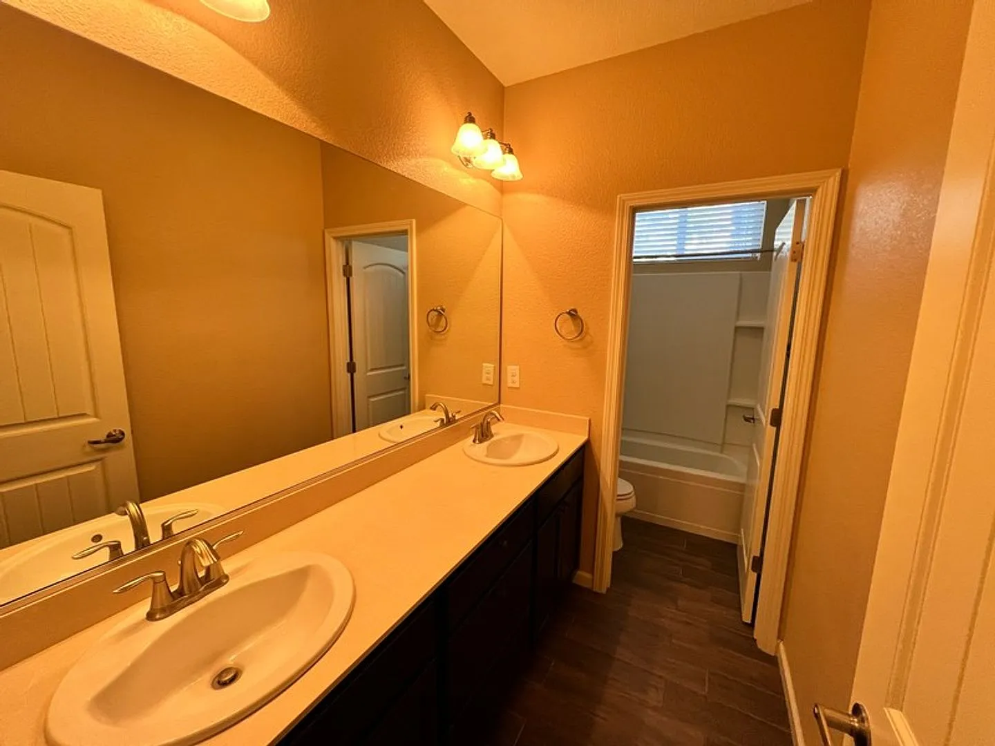 Three Bedroom Two Story Townhome near Virginia Lake — Photo 4