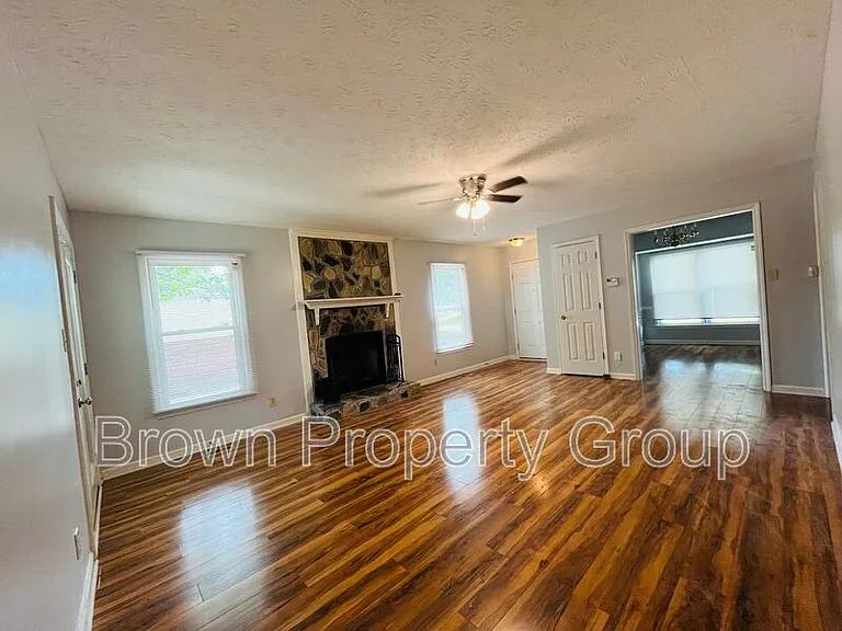 121 Sprucepine Dr — Photo 4