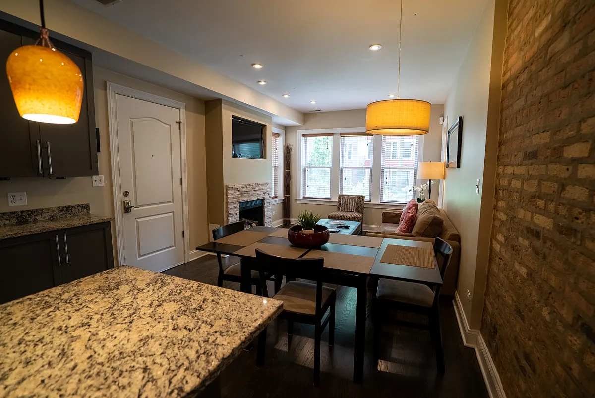 Building Photo - 3240 N Hoyne Ave #1
