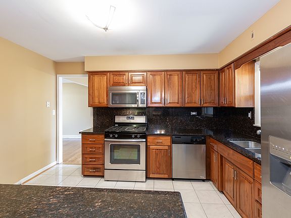 3rd image of 550 E 167th St