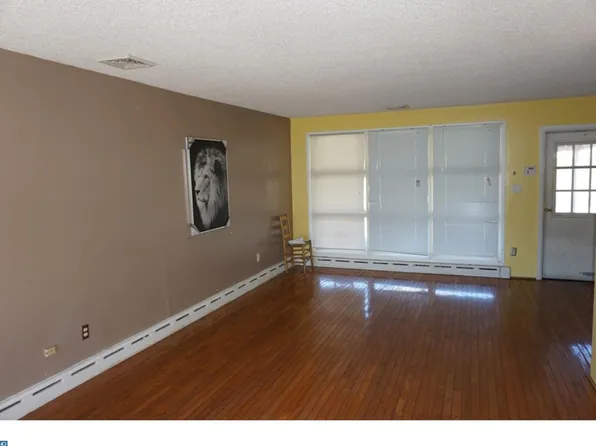 360 Hollowbrook Dr, Ewing, NJ 08638