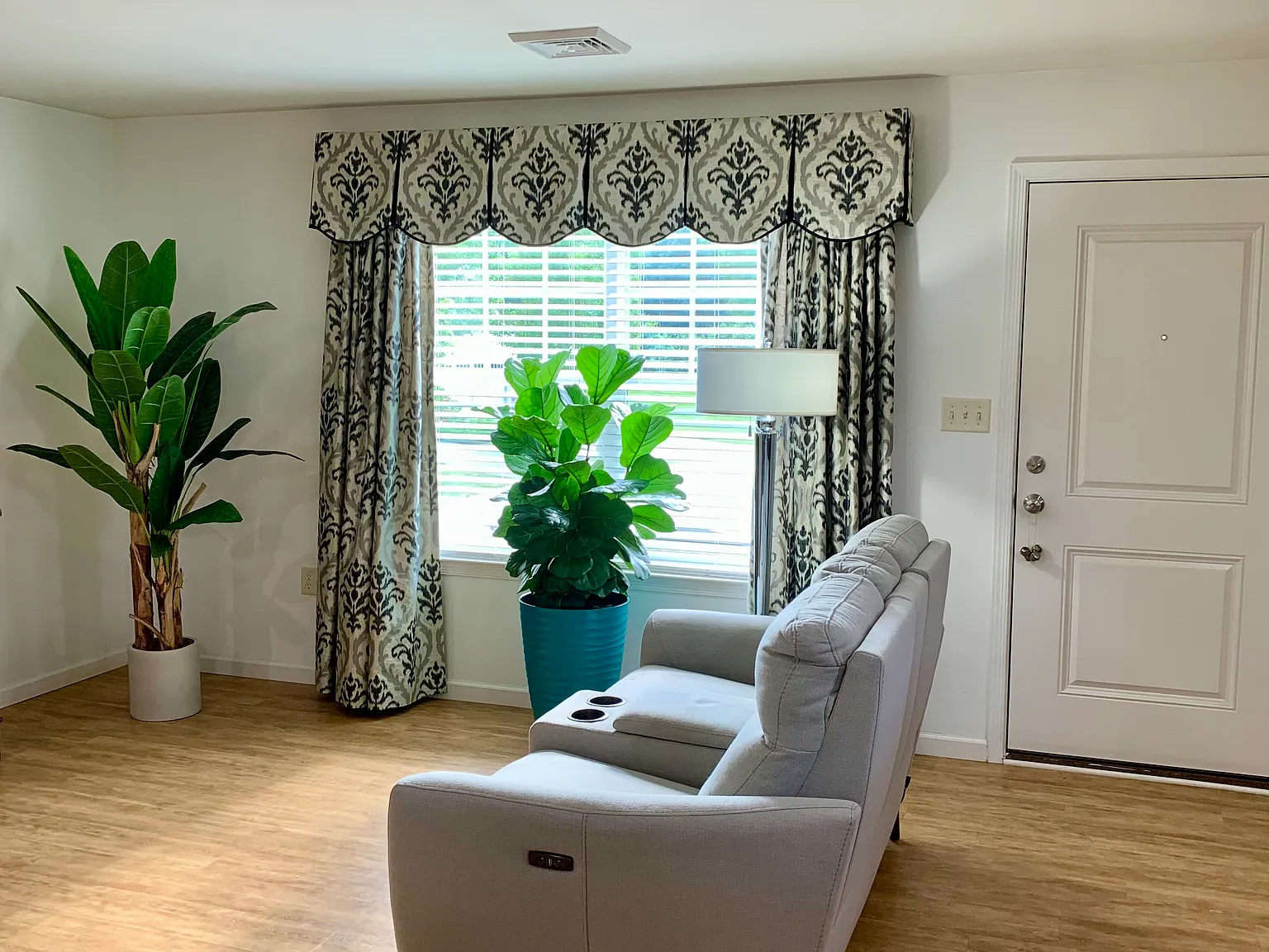 2 bed, 1210 sqft, $1,900 — Photo 4