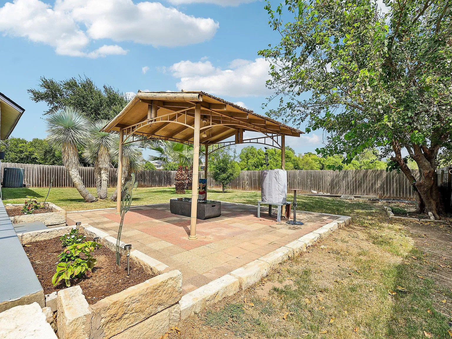 3 bed, 2.0 bath, 2404 sqft, $2,400 — Photo 3