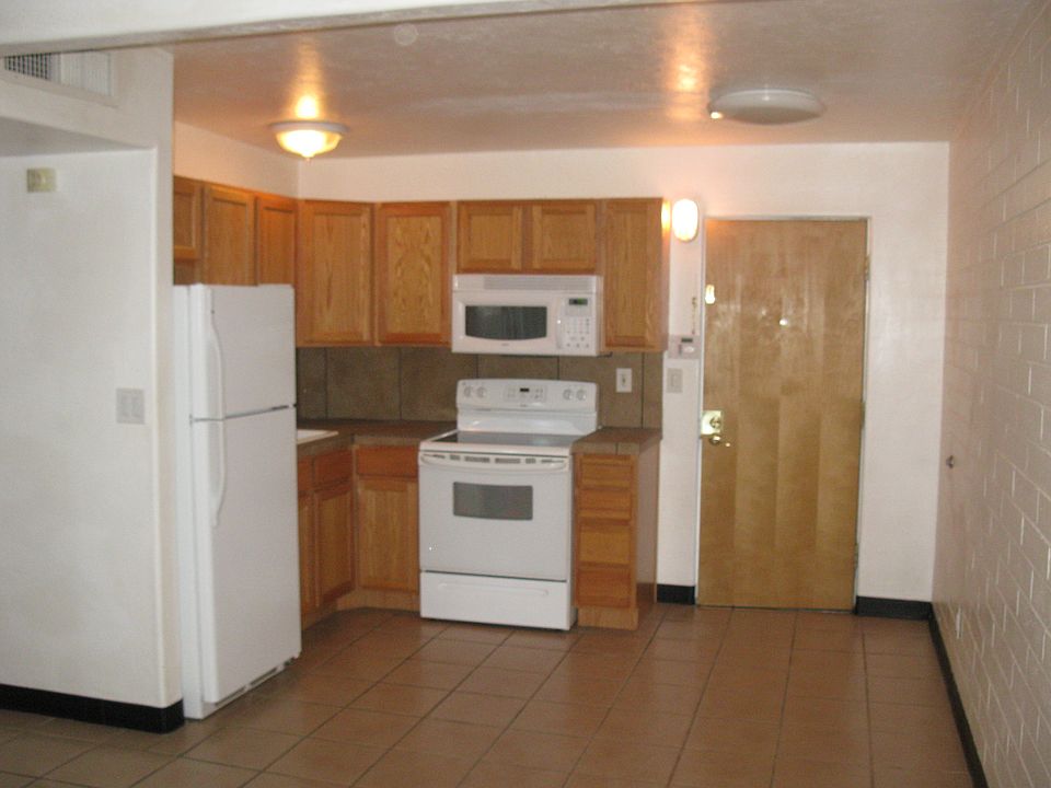 2nd image of 3214 E 4th St APT 6