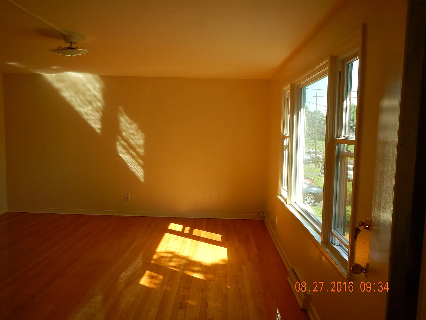 1270 Westcott St Apt 1 - Avail 8/1/2027 - 3 Bed |1 Bath Beautiful Flat with Garage Across From Ba... — Photo 2