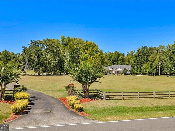 4th image of 383 Evergreen Rd