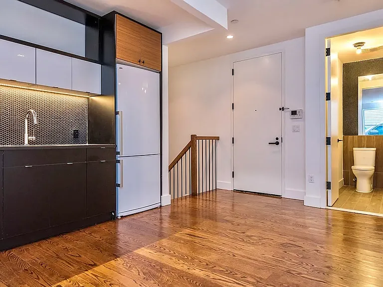 194 Hawthorne St #1R — Photo 7