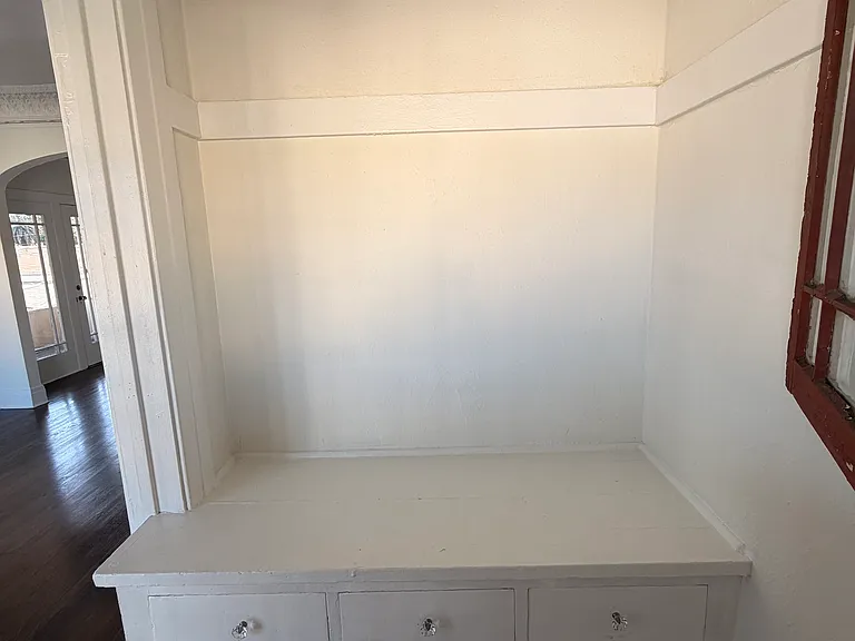 there is a nook off of the living room