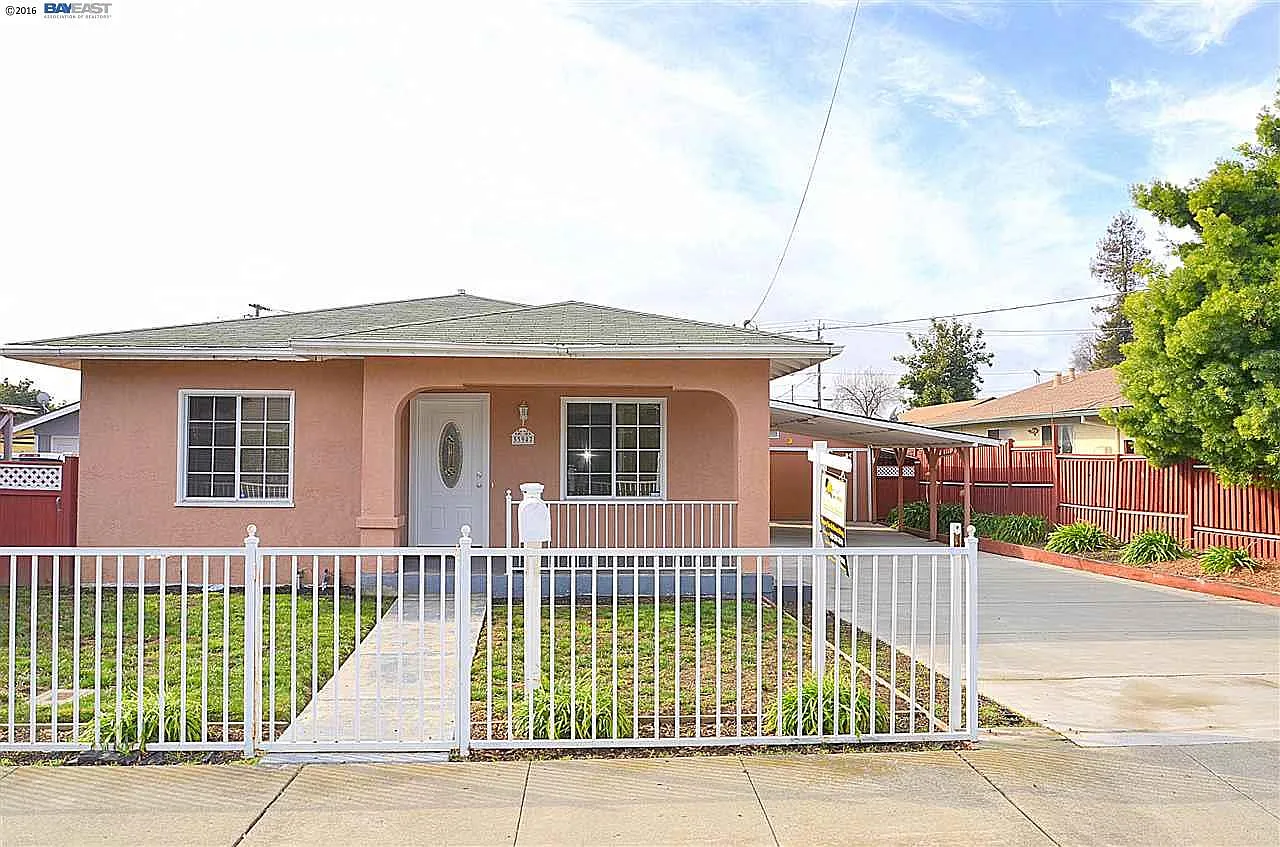 33947 Railroad Ave photo 1