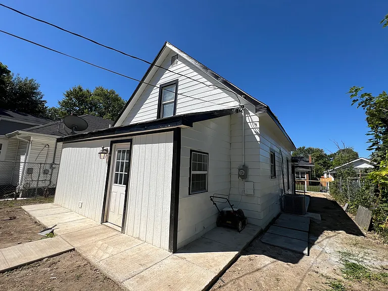 1347 N Gale St — Photo 24
