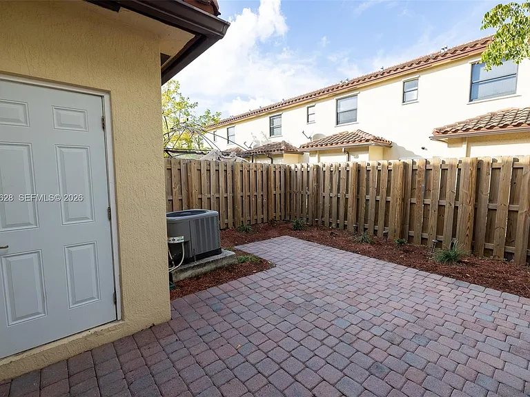 3213 SE 6th St — Photo 23